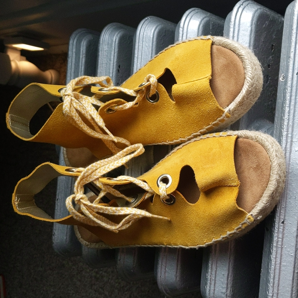 Maypol Handmade in Spain Yellow Leather Sandals Size 8